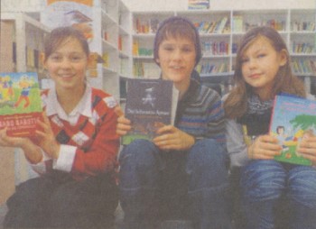 Die besten Vorleser der Haigerer Johann-Textor-Schule (von links): Hanna Fritsch (6F4, zweiter Platz), Lukas Seibt (6G1, Sieger) und Larena Stöcker (6F2, dritter Platz).