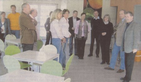Schulleiter Dr. Lohwasser (rechts) zeigte den Besuchern auf die neue Mensa