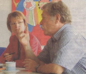 Die Bundestagsabgeordnete Priska Hinz im Gespräch mit Schulleiter Dr. G. Lohwasser.