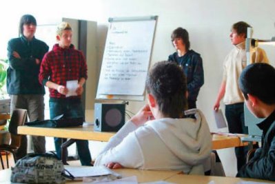Mit großem Interesse widmeten sich die Schülerinnen und Schüler der zehnten Gymnasialklassen dem Thema "Stasi" in der Aula der Johann-Textor-Schule.