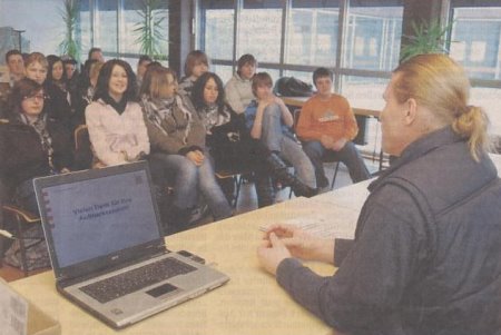 In der Aula der Johann Textor-Schule hörten knapp 60 Jugendliche den Ausführungen von Jörg Schormann von der "AGGAS" Lahn-Dill zu.