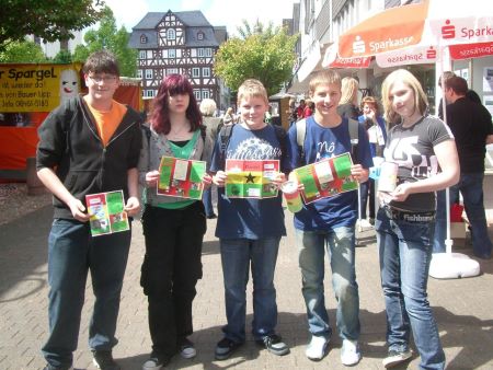 Schüler sammeln am Haigerer Wochenmarkt Spenden für Gahna