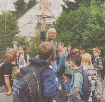 Um den Kindern den Weg in die richtige Klasse zu erleichtern, warteten die Lehrer - im Bild Gerhard Kring - vor der Turnhalle auf die frisch gebackenen Fünftklässler.