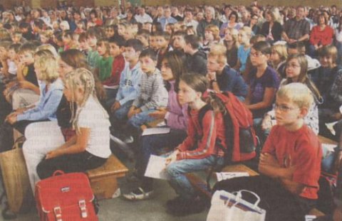 Sichtlich angespannt waren die 198 neuen Schülerinnen und Schüler der Haiger Johan-Textor-Schule bei der Begrüßungsfeier in der Turnhalle 