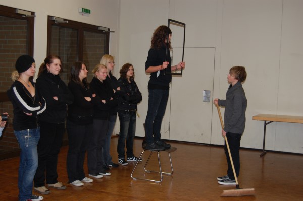 Die Theatergruppe der zehnten Klassen unter der Leitung von Thorsten Tobor stellte das Thema schauspielerisch dar.