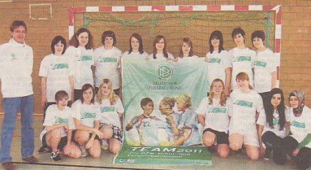 Die Spielerinnen der JTS-Mädchenfußball-Mannschaft nimmt das DFB-"Starterset" entgegen.