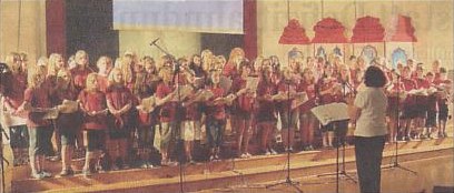Der Förderstufenchor unter Leitung von Christa Majer stellte das Musical "Rotasia" vor.