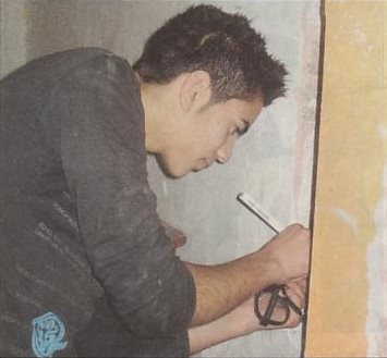 Muhammed bei der Arbeit an einer Stromleitung.