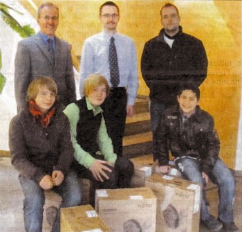 'Weber'-Geschäftsführer Werner Stubenrauch und IT-Leiter Mathias Kunz (hinten v.l.) übergaben die Notebooks an die 7. Klasse. Klassenlehrer Alexander Schüler und seine Schützlinge freuen sich.