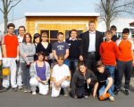 Motiviert zum Einsatz: Der Holz- und der Malerkurs der Haigerer Johann-Textor-Schule mit Lehrer Jochen Gersdorf (links), Marktleiter Arne Andresen (hintere Reihe 5.v.r.), seinem Stellvertreter James Müller (6.v.r.), Kursleitern undMalermeister Rainer Buhl (6.v.l.). 