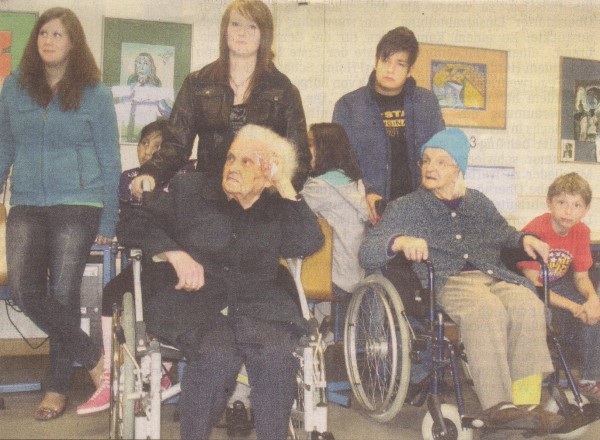  Die Teenager der JTS nahmen sich viel Zeit, um den äußerst interessierten Senioren ihre Schule zu zeigen.