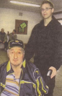 Ein Bewohner des Altenheims ging einst selbst in die Schule am Hofacker - gestern zeigte ihm ein Schüler, wie es in den Gebäuden heute aussieht.