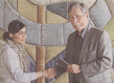 Einer der Ersten, die Yasemin Yenen zum Gewinn des Mathematik-Kreis-Wettbewerbs für Realschüler gratulierten, war Schulleiter Dr. Gerald Lohwasser.