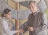 Einer der Ersten, die Yasemin Yenen zum Gewinn des Mathematik-Kreis-Wettbewerbs für Realschüler gratulierten, war Schulleiter Dr. Gerald Lohwasser.