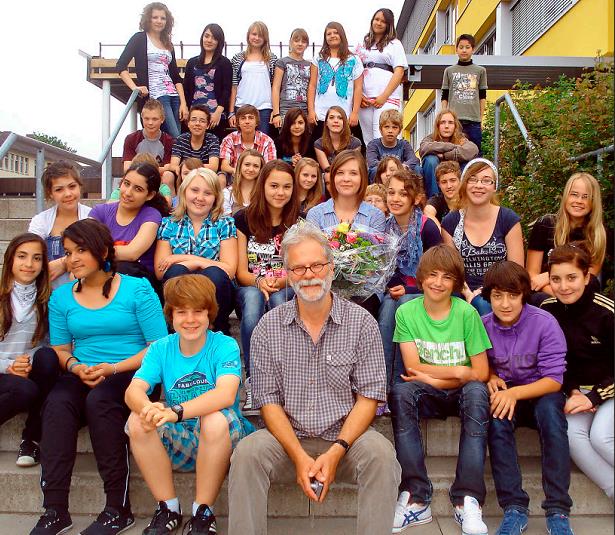 06-03aDie Schüler der siebten Klassen, die bei Lisa Peinaud (Bildmitte) Unterricht hatten, bedankten sich mit einem Blumenstrauß und einigen Überraschungen für die schöne gemeinsame Zeit.