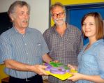Schulleiter Dr. Gerald Lohwasser und Französisch-Lehrer Ralf Kaczerowski verabschieden Lisa Peinaud