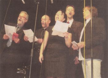 Das Lehrer-Jahrgangsteam lieferte mit Hildgard Knefs "Rote Rosen" einen Höhepunkt des Abends.