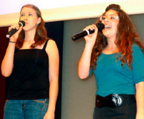 Stimmgewaltiges Duo: Julia (links) und Letizia sangen den Gospeltitel "Lean on me". 