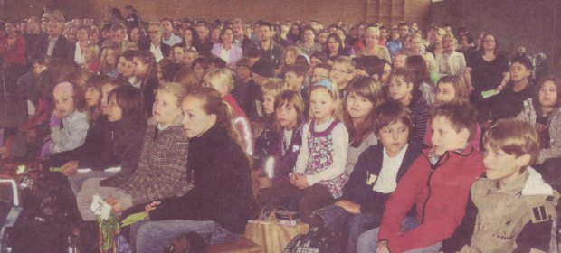 208 Fünftklässler sorgten gestern zusammen mit ihren Angehörigen dafür, dass die Turnhalle der JTS allen Nähten platzte.