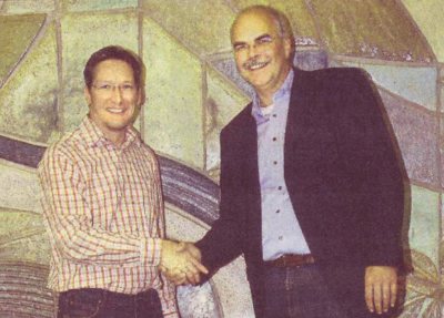 Lutz Freudenberg (links) wurde nach vielen Jahren im Elternbeirat verabschiedet. Der Vorsitzende Hartmut Jaeger (r.) dankte ihm für sein Engagement im Dienste der Johann-Textor-Schule.