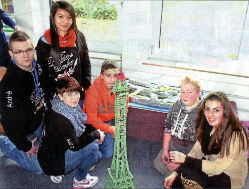 Die Projekte "Alcatraz" und "Eiffelturm" stammen von den Neuntklässlern der 9H2 (stehend), Loreana Zdziarstek, Robin Weitzel, Tim Peter und Asya Dogan.