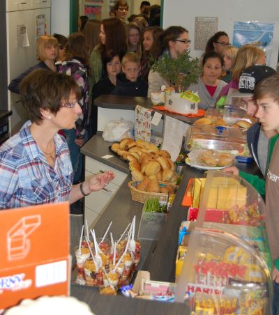 Andrang: Zahlreiche Mädchen und Jungen besuchen täglich die "Textoria". Ab sofort gibt es donnerstags Obstsalat.