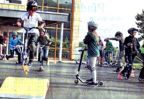 Mika beherrscht mit seinem Roller schon coole Sprünge.  