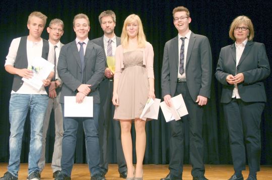 Stolze Schüler und Lehrer bei der Auszeichnung der Jahrgangsbesten (v.l.): Chirom Buhl, Robert Kroha, Tim David Benner, Matthias Deffner, Lea Siebelist, Philipp Gräfe und Anette Fritsch