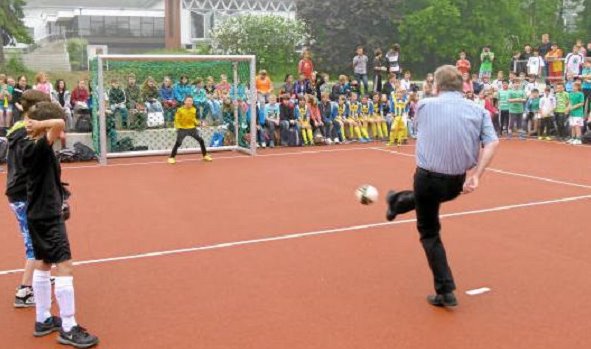 Zielsicher! Unter dem Beifall der Fünftklässler setzte Schulleiter Dr. Gerald Lohwasser den ersten „offiziellen Siebenmeter“ auf dem neuen Kleinfeldsportplatz an der Johann-Textor-Schule unhaltbar für den Torsteher ins Netz.