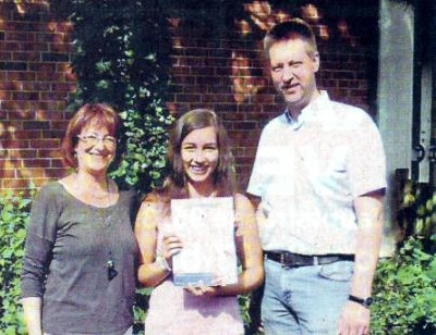 Klassenlehrerin Christa Graf (l.) und der kommissarische Schulleiter Matthias Deffner freuen sich mit Romana Kloos.