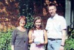 Klassenlehrerin Christa Graf (l.) und der kommissarische Schulleiter Matthias Deffner freuen sich mit Romana Kloos.