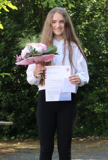 Die stolze Siegerin des Kreisentscheids im Mathematikwettbewerb 2019/20