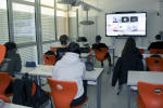 Gespannt lauschen die Schülerinnen und Schüler einer Präsentation der Bundespolizei.
