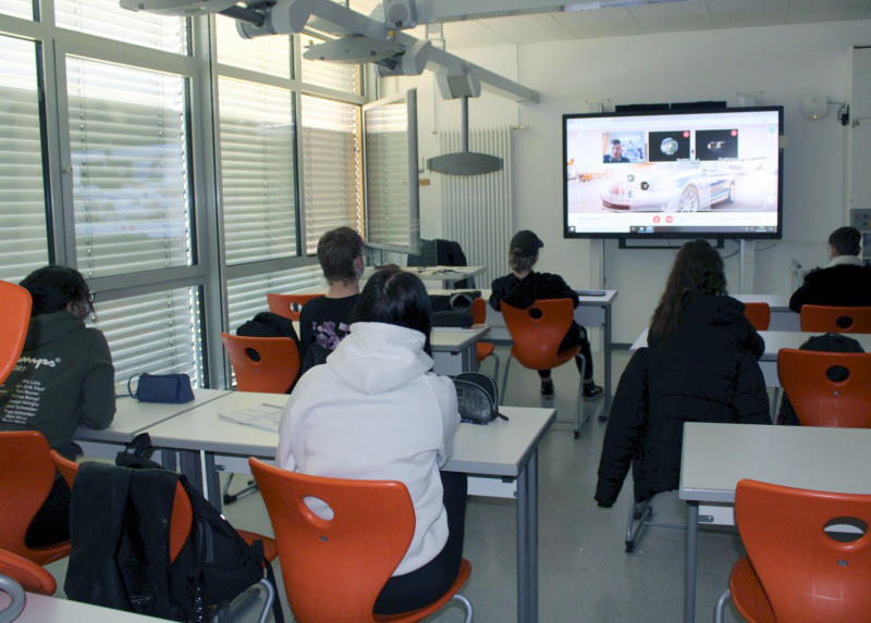„Welchen Weg soll ich nach der Schule einschlagen?“ Für diese wichtige Frage konnten die Schülerinnen und Schülern der Abschlussklassen einen digitale Berufsorientierungstag nutzen. Dort konnten sie die Ausbildungsmöglichkeiten heimischer Firmen und Behörden kennenlernen. 