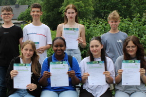Zum Abschluss des Projekts erhielten die Schülerinnen und Schüler ein Teilnahmezertifikat.