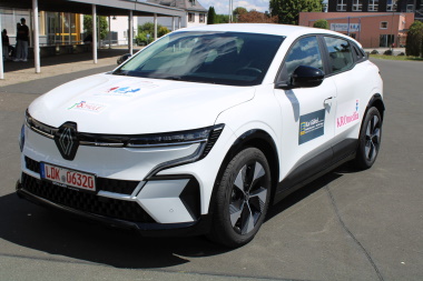 Nues E-Auto an der JTS
