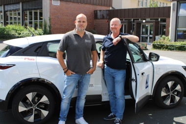 Nues E-Auto an der JTS