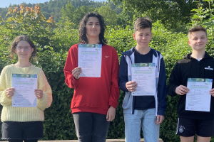 Zum Abschluss des Projekts erhielten die Schülerinnen und Schüler ein Teilnahmezertifikat.