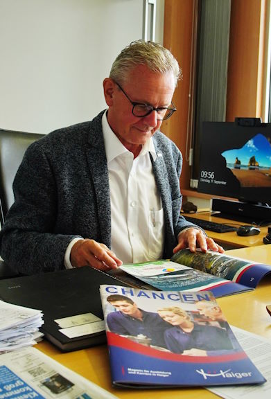 Bürgermeister Schramm beim Studium der ersten Exemplare des Magazins “CHANCEN”. Foto: Realf Triesch/Stadt Haiger 