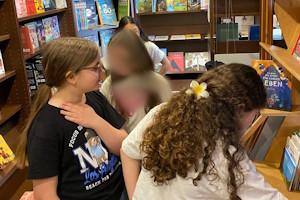 Die Schülerinnen und Schüler durften nach Herzenslust in der Buchhandlung stöbern.