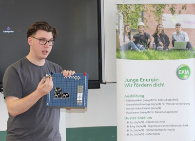 Elektrotechnik zum Anfassen. Die beiden Auszubildenden hatten zu ihrem Vortrag diese Steckplatte mitgebracht.