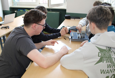 Die Schülerinnen und Schüler durften sich auch selbst an einer elektrischen Schaltung versuchen.