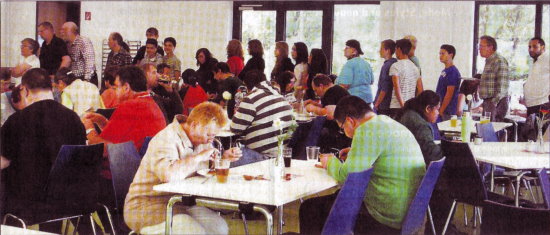Schlange stehen an der Essenausgabe: Im Kurs "Andere Lebenswelten" arbeiten Schüler und Schülerinnen der Johann-Textor-Schule mit den Mitarbeitern der Reha-Werkstatt der Lebenshilfe zusammen.